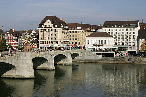 Basel, Mittlere Brücke über den Rhein, auf der rechten Seite Hotel Merian