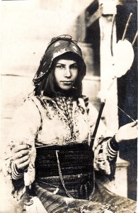 Spinnerin in Balkantracht (Postkarte um 1916)